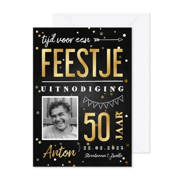 Uitnodiging hip krijtbord met gouden tekst en confetti